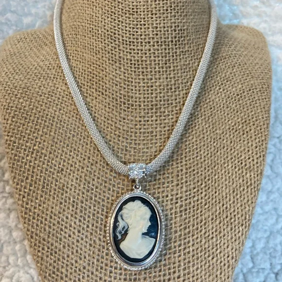 NWOT 1928 CLASSIC COLLECTION SIGNATURE BLACK FROST CAMEO PENDANT